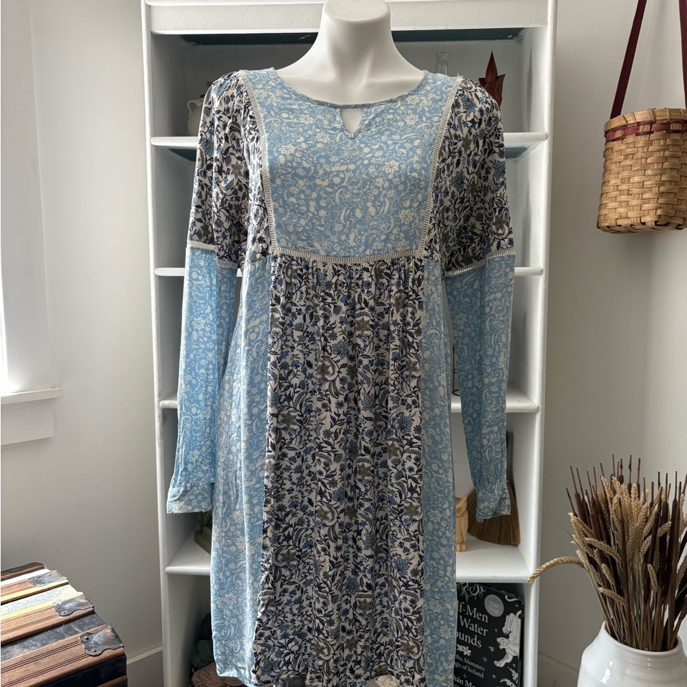 Sahalie Blue and Cream Floral Long Sleeve Dress